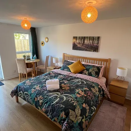 Studio Apartment With Spacious Garden In Carterton Exterior photo