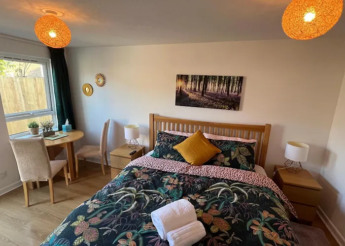 Studio Apartment With Spacious Garden In Carterton