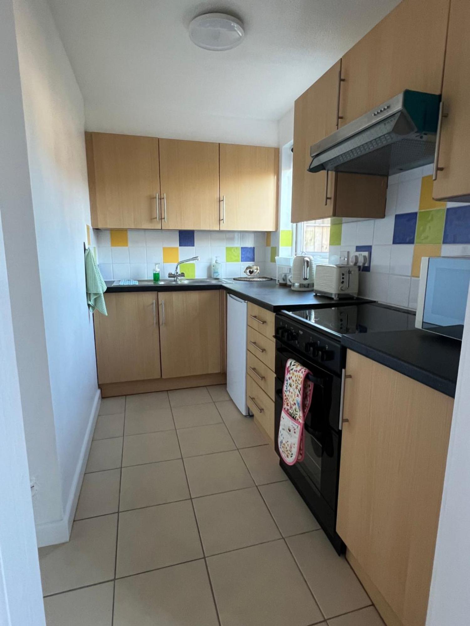 With Spacious Garden In * Carterton