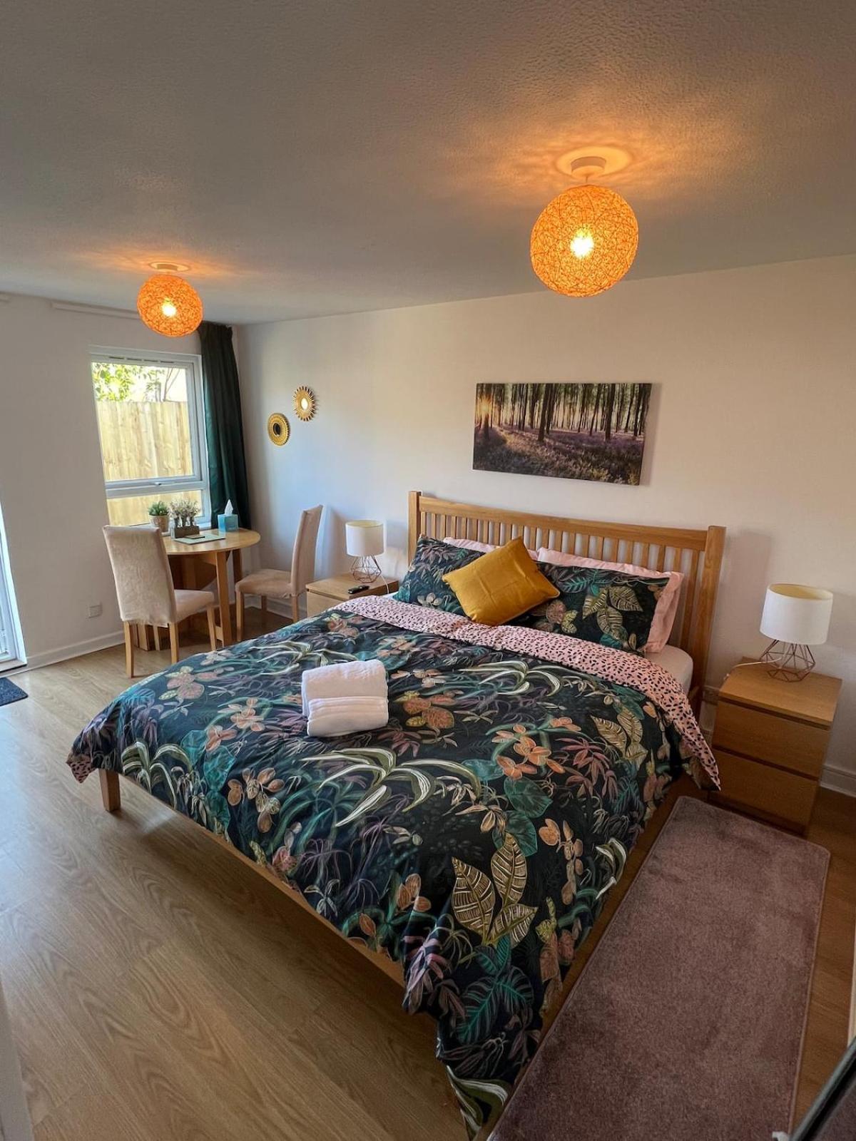 With Spacious Garden In Apartment Carterton