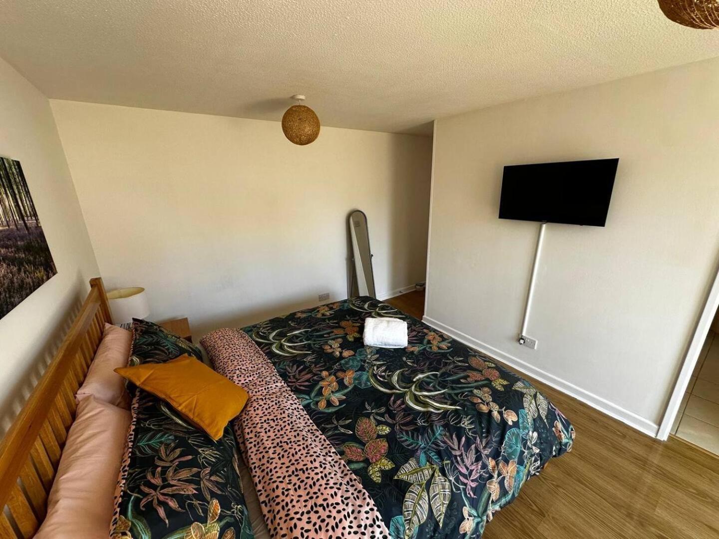 With Spacious Garden In Apartment Carterton